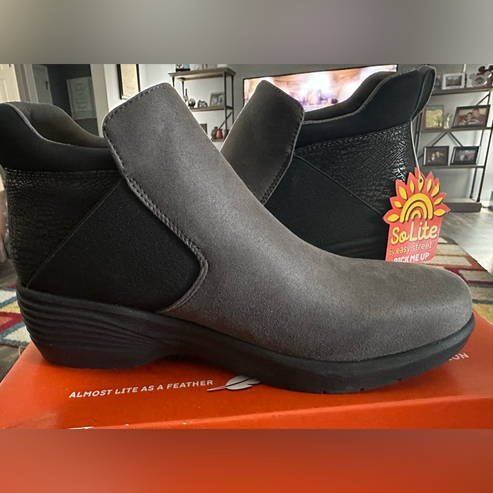 Solite super suede utopia booties- women’s 9m- new